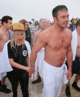 /album/lady-gaga-y-taylor-kinney-en-el-polar-plunge-2015-01-03-2015-/a002-1-jpg/